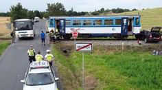 Na Litoměřicku se srazil motorový vlak s autem. Jeden člověk je zraněný