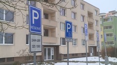 Radní mění parkovací pravidla. Předplatitelé blokovali místa