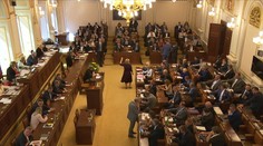 Poslanci se vrátili k poplatkům za televizi a rozhlas. Opozice jednání zdržuje