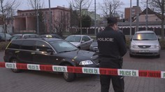 Taxikář vezl klienta z Plzně domů, na chodbě pak našli jeho mrtvolu!