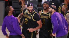 Davis trefil trojku s klaksonem! Lakers tak vedou v sérii 2:0 na zápasy