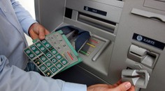 Poznejte, že někdo manipuloval s bankomatem. PĚT ZNAKŮ