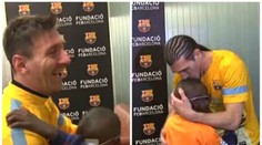 TO VÁS DOSTANE! Slepý klučina poznává fotbalisty Barcelony