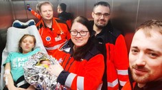 Maminky to do nemocnice nestihly. Chlapečkům pomohli na svět záchranáři