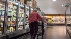 Seniorka v plném supermarketu našla způsob, jak nečekat ve frontě. Strhla se drsná hádka
