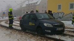 Pod sněhem mu zmizela silnice: Zahrál si na tramvaj, vjel na koleje!
