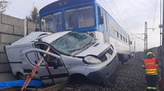 Tragická nehoda na Šumpersku. Při srážce vlaku s dodávkou zemřel řidič