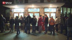 Začaly zápisy prvňáků. Rodiče bojují o místa v dlouhých frontách!