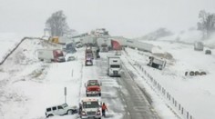 Hromadná nehoda čtyřiceti vozidel zablokovala dálnici v USA