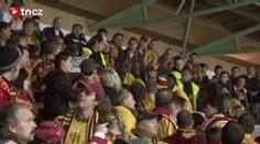 VIDEO: Rvačka na hokeji na Vysočině. Ochranka mlátila i dívky