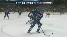 NHL: Chtěl SEJMOUT soupeře, SALTEM skočil na nepřátelskou střídačku. VIDEO