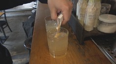 Poslanci chtějí zavést nový trestný čin. Zkušenosti s ním má třetina mladých