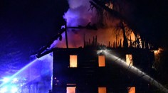 Na Děčínsku shořela v noci chata. S ohněm bojovaly čtyři jednotky hasičů