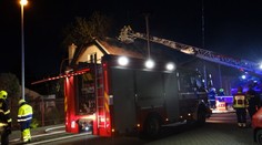 Oheň zničil rodinný dům, popáleného muže odvezla sanitka