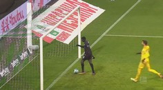 Zesměšnil soupeře a dostal žlutou! Kuriózní gól zavinil i český gólman
