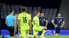 Fotbalový nároďák před zápasem poklekl. Fanoušci kvůli gestu zuří