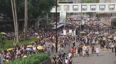 Protestující v Hongkongu poničili úřad Číny. Policie užila slzný plyn