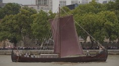 Centrem Londýna proplula vikingská loď, připomněla dávné obchodní trasy