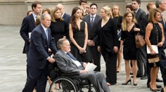 Exprezident USA Bush skončil na JIPce. Den po pohřbu manželky