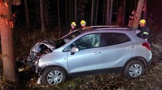 Ledovka komplikuje dopravu. Hasiči vyprošťovali řidičku, apelují na řidiče