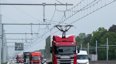 Kamiony se mění na tramvaje. Němci je připojili na troleje