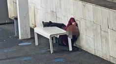 Opilý muž se sesunul z lavičky a usnul. Zaseknutý nemohl ven, pomohli až hasiči