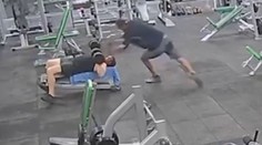 VIDEO: Muž předstíraným pádem rozbil druhému hlavu 20kilovou činkou