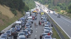 Čeští řidiči nevědí, jak dojíždět kolony. Zopakujte si základní pravidla