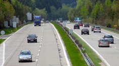 Žena jela na dálnici v protisměru. Řidičům vesele mávala