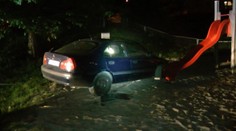 Opilý cizinec nevybral zatáčku, auto skončilo na dětském hřišti!