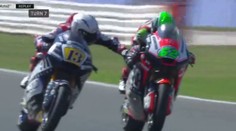Mohl ho zabít: V Moto2 zmáčkl závodník soupeřovi brzdu! VIDEO