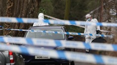 Šok v Severním Irsku. Ozbrojenci zkusili popravit detektiva před zraky dětí