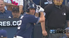 VIDEO: Obětavý zákrok a baseballista skončil za bariérou