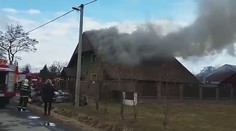 Střechu rodinného domu pohltily plameny, škody jdou do milionů