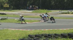 Elektrický skateboard, který jede až 50 km/h. Jsou s ním i závody!