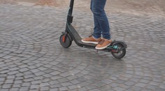 Dva muži měli donutit jiného ke krádeži elektrokoloběžky. Ze strachu to udělal