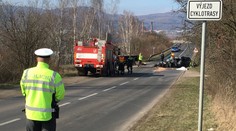Riskantní předjíždění stálo mladíka život. Vjel pod kamion