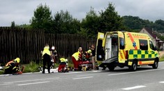 Po srážce s autem se na severu Moravy těžce zranili muž se ženou na motorce