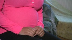 Matka dceři (13) dovolila bydlet s přítelem (41), ta hned otěhotněla!