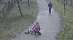 Muž sledoval zraněnou ženu! Nepomohl jí a šel pryč. VIDEO