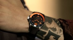 Herní tým Fnatic spolu s módní značkou vyprodal hodinky za 34 tisíc