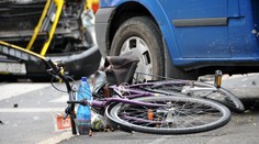 Cyklista poškrábal 4 auta, spadl z kola a usnul! Byl na mol