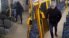 Drzý zloděj okradl spáče v tramvaji, všechno natočila kamera
