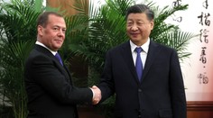 Náhlá návštěva u čínského prezidenta. Medveděv přivezl vzkaz od Putina