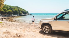 Řidič v Polsku nezvládl manévr na pláži, auto pohltily vlny