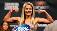 UFC kráska se opět svlékla! Za časté vystavování svých křivek čelí kritice