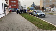 Na parkovišti v Praze ležel mrtvý muž. Je možné, že ho někdo zabil!