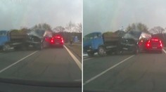Dodávka smetla odstavený náklaďák a auto v protisměru! VIDEO