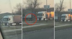 Kamion jel po cyklostezce, šla po ní maminka s kočárkem a dětmi!