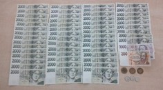 Žena našla pod lavičkou v Brně ledvinku. Bylo v ní přes 100 tisíc korun